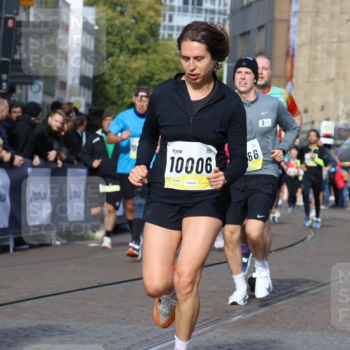 05.10.2025 - 20. swb-Marathon Bremen Strokosch-Dieckow http://msf.ph/oto/9237875 05.10.2025 10:56:09 Ziel 9258, 9811, 9855, 9968, 10006, 10009, 10664, 10989, 10992, 11095, 11364, 11366, 11620, 11630, 11693, 11741 meine-sportfotos.de