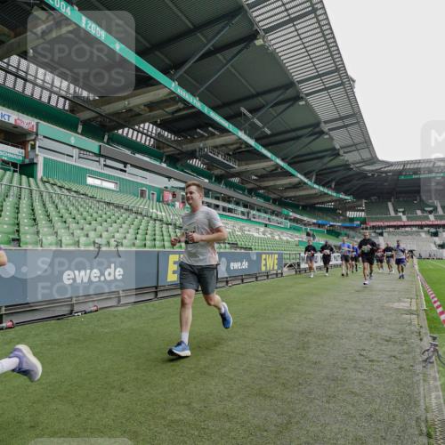 05.10.2025 - 20. swb-Marathon Bremen Michael Burmester http://msf.ph/oto/9237896 05.10.2025 13:01:27 Laufen im Stadion 58, 72, 152, 156, 335, 440, 488, 493, 546, 672, 979, 1082, 1238, 1273, 1361, 1423, 1732, 1759, 1893, 1933, 1973, 1996, 1998, 2096, 2102, 2196, 2235, 2330, 2369, 2433, 2446, 2555, 2565, 2661, 2668, 2706, 2712, 2796, 2806, 2918, 2991, 2995, 3208, 3209, 3360, 3387, 3604, 3662, 3663, 3673, 3877, 3979, 4086, 4128, 4216, 4263, 4329, 4364, 4618, 4882, 4947, 4980, 5011, 5048, 5080, 5121, 5150, 5309, 5329, 5414, 5557, 5570, 5580, 5727, 5731, 5752, 5985, 6082, 52, 575, 1017, 1116 meine-sportfotos.de