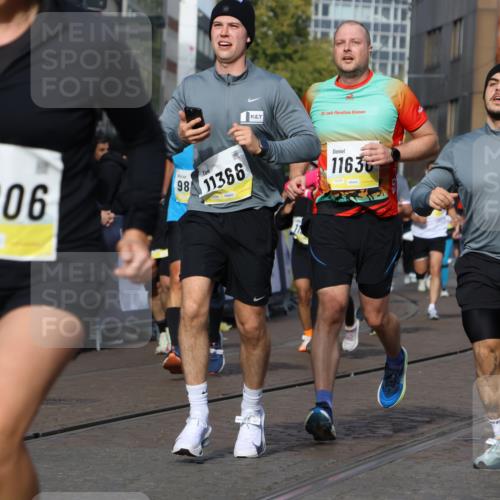 05.10.2025 - 20. swb-Marathon Bremen Strokosch-Dieckow http://msf.ph/oto/9237901 05.10.2025 10:56:10 Ziel 9258, 9811, 9855, 9968, 10006, 10009, 10664, 10989, 10992, 11095, 11364, 11366, 11554, 11620, 11630, 11693, 11741 meine-sportfotos.de