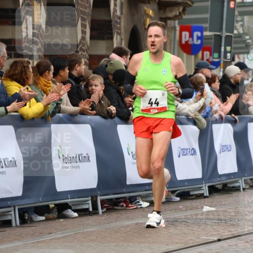 05.10.2025 - 20. swb-Marathon Bremen Strokosch-Dieckow http://msf.ph/oto/9237910 05.10.2025 12:41:08 Ziel 44, 691 meine-sportfotos.de