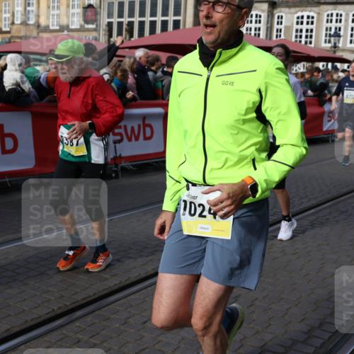 05.10.2025 - 20. swb-Marathon Bremen Yannick Fuchs http://msf.ph/oto/9237911 05.10.2025 11:06:19 Ziel 7979, 9387, 9438, 9712, 9786, 10100, 10101, 10192, 10249, 10462, 10623, 10848, 11065, 11092, 11231, 11296, 11433 meine-sportfotos.de