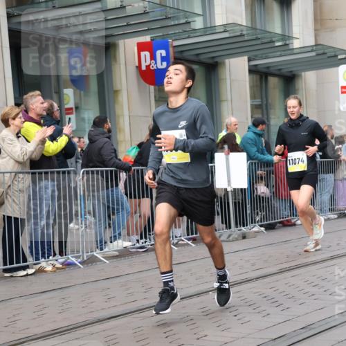 05.10.2025 - 20. swb-Marathon Bremen Strokosch-Dieckow http://msf.ph/oto/9237919 05.10.2025 10:45:51 Ziel 9351, 9362, 9397, 9400, 9500, 9876, 9921, 10090, 10688, 10858, 11074, 11446, 11462, 11513, 9351, 9362, 9397, 9400, 9500, 9876, 9921, 10090, 10688, 10858, 11074, 11446, 11462, 11513 meine-sportfotos.de