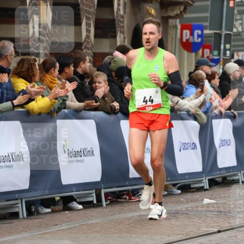 05.10.2025 - 20. swb-Marathon Bremen Strokosch-Dieckow http://msf.ph/oto/9237941 05.10.2025 12:41:08 Ziel 44, 691 meine-sportfotos.de