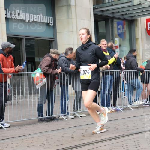 05.10.2025 - 20. swb-Marathon Bremen Strokosch-Dieckow http://msf.ph/oto/9237963 05.10.2025 10:45:53 Ziel 9351, 9362, 9400, 9500, 9921, 10688, 10858, 11074, 11446, 11462, 11513, 9351, 9362, 9400, 9500, 9921, 10688, 10858, 11074, 11446, 11462, 11513 meine-sportfotos.de