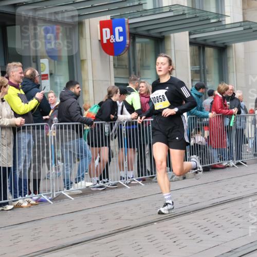 05.10.2025 - 20. swb-Marathon Bremen Strokosch-Dieckow http://msf.ph/oto/9237976 05.10.2025 10:45:55 Ziel 9351, 9362, 9400, 9500, 9921, 10688, 10858, 11074, 11446, 11462, 11513, 9351, 9362, 9400, 9500, 9921, 10688, 10858, 11074, 11446, 11462, 11513 meine-sportfotos.de