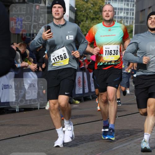 05.10.2025 - 20. swb-Marathon Bremen Strokosch-Dieckow http://msf.ph/oto/9237986 05.10.2025 10:56:10 Ziel 9258, 9811, 9855, 9968, 10006, 10009, 10664, 10989, 10992, 11095, 11364, 11366, 11554, 11620, 11630, 11693, 11741 meine-sportfotos.de