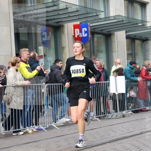 05.10.2025 - 20. swb-Marathon Bremen Strokosch-Dieckow http://msf.ph/oto/9237988 05.10.2025 10:45:55 Ziel 9351, 9362, 9400, 9500, 9921, 10688, 10858, 11074, 11446, 11462, 11513, 9351, 9362, 9400, 9500, 9921, 10688, 10858, 11074, 11446, 11462, 11513 meine-sportfotos.de