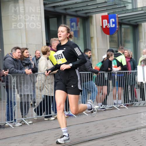 05.10.2025 - 20. swb-Marathon Bremen Strokosch-Dieckow http://msf.ph/oto/9238005 05.10.2025 10:45:55 Ziel 9351, 9362, 9400, 9500, 9921, 10688, 10858, 11074, 11446, 11462, 11513, 9351, 9362, 9400, 9500, 9921, 10688, 10858, 11074, 11446, 11462, 11513 meine-sportfotos.de