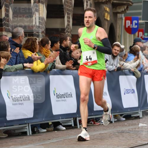 05.10.2025 - 20. swb-Marathon Bremen Strokosch-Dieckow http://msf.ph/oto/9238026 05.10.2025 12:41:08 Ziel 44, 691 meine-sportfotos.de