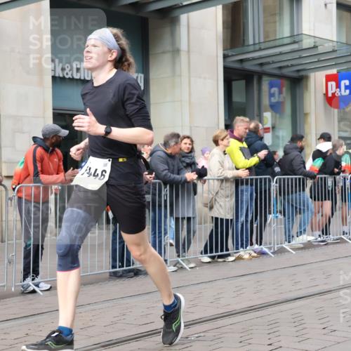 05.10.2025 - 20. swb-Marathon Bremen Strokosch-Dieckow http://msf.ph/oto/9238054 05.10.2025 10:45:57 Ziel 9351, 9362, 9400, 9921, 10858, 11074, 11167, 11446, 11462, 9351, 9362, 9400, 9921, 10858, 11074, 11167, 11446, 11462 meine-sportfotos.de