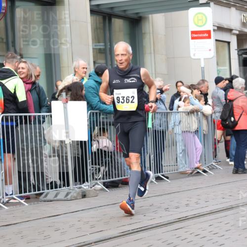 05.10.2025 - 20. swb-Marathon Bremen Strokosch-Dieckow http://msf.ph/oto/9238068 05.10.2025 10:45:58 Ziel 9351, 9362, 9400, 9921, 10858, 11167, 11446, 11462, 9351, 9362, 9400, 9921, 10858, 11167, 11446, 11462 meine-sportfotos.de