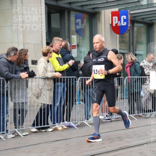05.10.2025 - 20. swb-Marathon Bremen Strokosch-Dieckow http://msf.ph/oto/9238104 05.10.2025 10:45:59 Ziel 9351, 9362, 9400, 9921, 10858, 11167, 11446, 11462, 9351, 9362, 9400, 9921, 10858, 11167, 11446, 11462 meine-sportfotos.de