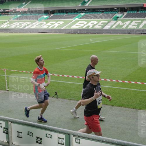 05.10.2025 - 20. swb-Marathon Bremen Michael Burmester http://msf.ph/oto/9238107 05.10.2025 10:33:29 Laufen im Stadion 5172, 7077, 9000, 9195, 9197, 9221, 9258, 9260, 9282, 9295, 9359, 9367, 9392, 9402, 9407, 9424, 9461, 9464, 9492, 9520, 9539, 9541, 9560, 9569, 9570, 9574, 9577, 9633, 9650, 9654, 9703, 9717, 9754, 9811, 9835, 9855, 9856, 9900, 9918, 9933, 9935, 9950, 10008, 10032, 10034, 10042, 10097, 10180, 10232, 10233, 10234, 10253, 10256, 10287, 10307, 10323, 10387, 10394, 10402, 10475, 10484, 10533, 10546, 10591, 10755, 10758, 10794, 10915, 10992, 7165, 9407 meine-sportfotos.de
