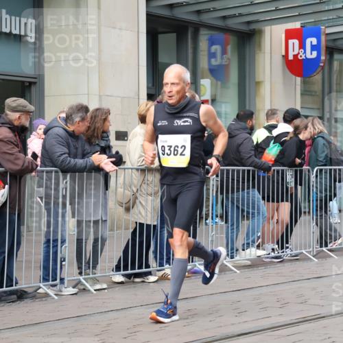 05.10.2025 - 20. swb-Marathon Bremen Strokosch-Dieckow http://msf.ph/oto/9238119 05.10.2025 10:45:59 Ziel 9351, 9362, 9400, 9921, 10858, 11167, 11446, 11462, 9351, 9362, 9400, 9921, 10858, 11167, 11446, 11462 meine-sportfotos.de