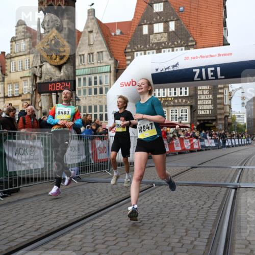 05.10.2025 - 20. swb-Marathon Bremen Yannick Fuchs http://msf.ph/oto/9238121 05.10.2025 10:39:13 Ziel 9403, 10847, 11594 meine-sportfotos.de