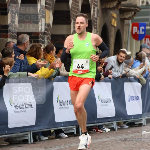 05.10.2025 - 20. swb-Marathon Bremen Strokosch-Dieckow http://msf.ph/oto/9238126 05.10.2025 12:41:09 Ziel 44, 691 meine-sportfotos.de