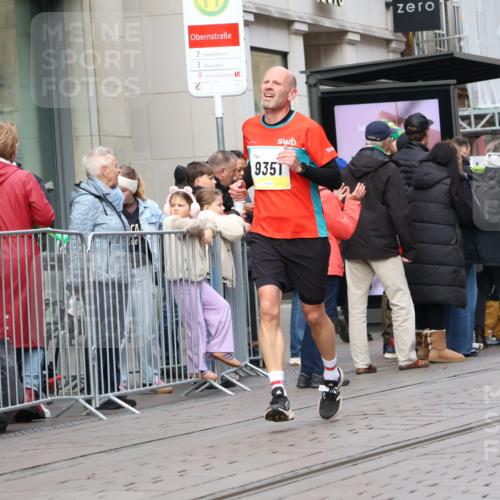 05.10.2025 - 20. swb-Marathon Bremen Strokosch-Dieckow http://msf.ph/oto/9238130 05.10.2025 10:46:00 Ziel 9351, 9362, 9400, 9921, 10858, 11167, 11446, 11462, 9351, 9362, 9400, 9921, 10858, 11167, 11446, 11462 meine-sportfotos.de