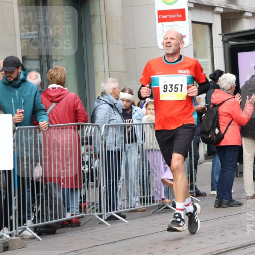 05.10.2025 - 20. swb-Marathon Bremen Strokosch-Dieckow http://msf.ph/oto/9238143 05.10.2025 10:46:00 Ziel 9351, 9362, 9400, 9921, 10858, 11167, 11446, 11462, 9351, 9362, 9400, 9921, 10858, 11167, 11446, 11462 meine-sportfotos.de
