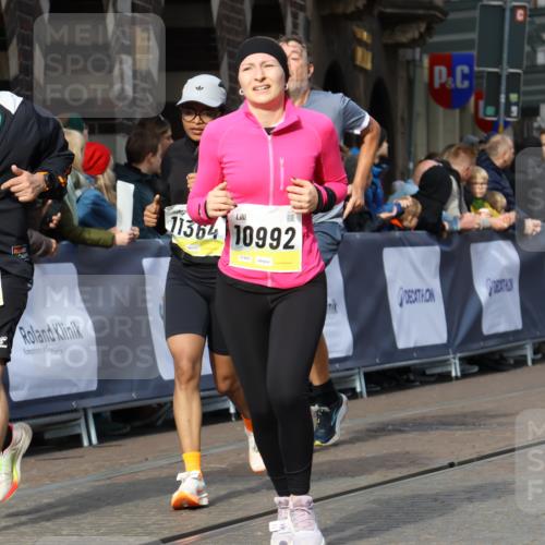 05.10.2025 - 20. swb-Marathon Bremen Strokosch-Dieckow http://msf.ph/oto/9238147 05.10.2025 10:56:15 Ziel 9258, 9855, 9968, 10028, 10191, 10196, 10424, 10590, 10992, 11364, 11366, 11554, 11630, 11662, 11741 meine-sportfotos.de