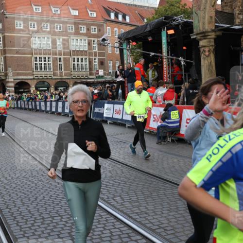 05.10.2025 - 20. swb-Marathon Bremen Yannick Fuchs http://msf.ph/oto/9238175 05.10.2025 11:06:57 Ziel 8574, 9321, 9605, 9826, 9942, 10001, 10148, 10168, 10498, 10580, 10747, 10748, 10937, 11355, 11389, 11414, 11497, 11565 meine-sportfotos.de