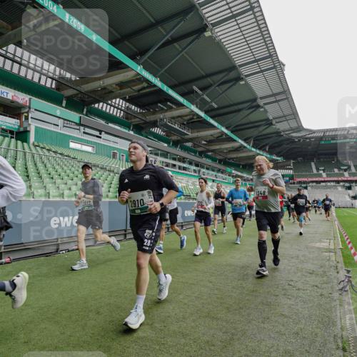 05.10.2025 - 20. swb-Marathon Bremen Michael Burmester http://msf.ph/oto/9238184 05.10.2025 13:01:58 Laufen im Stadion 152, 335, 428, 493, 546, 672, 772, 843, 979, 1030, 1256, 1348, 1361, 1452, 1732, 1744, 1759, 1856, 1893, 1899, 1924, 1933, 1996, 2096, 2102, 2143, 2245, 2272, 2306, 2433, 2555, 2565, 2796, 2910, 2912, 2918, 2991, 3053, 3206, 3208, 3217, 3387, 3525, 3526, 3662, 3663, 3673, 3861, 3877, 3926, 3930, 4017, 4018, 4086, 4364, 4409, 4444, 4477, 4564, 4618, 4688, 4705, 4882, 4947, 4980, 5150, 5309, 5557, 5570, 5580, 5731, 5893, 5934, 6157, 6328, 6382, 58, 440 meine-sportfotos.de