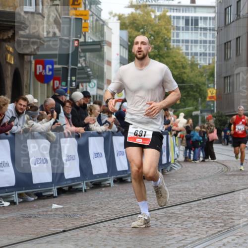 05.10.2025 - 20. swb-Marathon Bremen Strokosch-Dieckow http://msf.ph/oto/9238195 05.10.2025 12:41:12 Ziel 44, 467, 691 meine-sportfotos.de