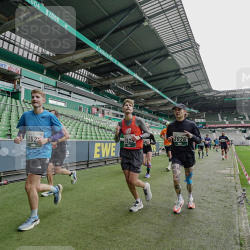 05.10.2025 - 20. swb-Marathon Bremen Michael Burmester http://msf.ph/oto/9238212 05.10.2025 13:02:00 Laufen im Stadion 152, 335, 428, 493, 546, 672, 772, 843, 979, 1030, 1256, 1348, 1361, 1452, 1732, 1744, 1759, 1856, 1893, 1899, 1924, 1933, 1996, 2096, 2102, 2143, 2245, 2272, 2306, 2433, 2555, 2565, 2796, 2910, 2912, 2918, 2991, 3053, 3206, 3208, 3217, 3387, 3525, 3526, 3662, 3663, 3673, 3861, 3877, 3926, 3930, 4017, 4018, 4086, 4364, 4409, 4444, 4477, 4564, 4618, 4688, 4705, 4847, 4882, 4947, 4980, 4985, 5150, 5309, 5557, 5570, 5580, 5731, 5893, 5934, 6157, 6328, 6382, 58, 440 meine-sportfotos.de