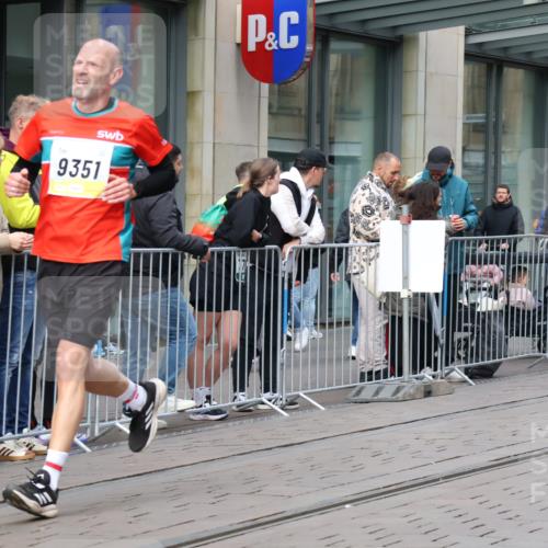 05.10.2025 - 20. swb-Marathon Bremen Strokosch-Dieckow http://msf.ph/oto/9238230 05.10.2025 10:46:03 Ziel 9009, 9207, 9351, 9362, 9400, 9921, 11167, 11462, 9009, 9207, 9351, 9362, 9400, 9921, 11167, 11462 meine-sportfotos.de