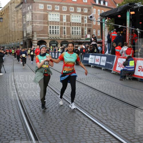 05.10.2025 - 20. swb-Marathon Bremen Yannick Fuchs http://msf.ph/oto/9238277 05.10.2025 11:07:01 Ziel 8574, 9321, 9605, 9826, 9942, 9976, 10001, 10148, 10168, 10580, 11355, 11389, 11414, 11497, 11622 meine-sportfotos.de