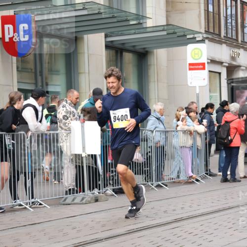 05.10.2025 - 20. swb-Marathon Bremen Strokosch-Dieckow http://msf.ph/oto/9238290 05.10.2025 10:46:04 Ziel 9009, 9207, 9351, 9362, 9400, 9921, 11167, 11462, 9009, 9207, 9351, 9362, 9400, 9921, 11167, 11462 meine-sportfotos.de