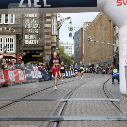05.10.2025 - 20. swb-Marathon Bremen Yannick Fuchs http://msf.ph/oto/9238327 05.10.2025 10:39:24 Ziel 9239, 9863, 10908 meine-sportfotos.de