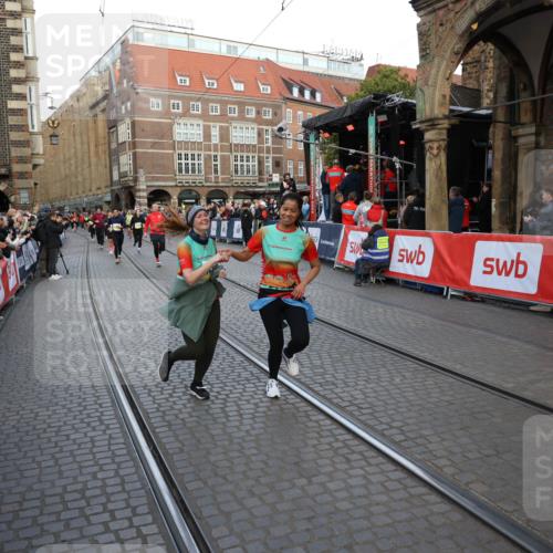 05.10.2025 - 20. swb-Marathon Bremen Yannick Fuchs http://msf.ph/oto/9238333 05.10.2025 11:07:02 Ziel 8574, 9321, 9605, 9826, 9942, 9976, 10148, 10168, 10580, 11355, 11389, 11414, 11497, 11622 meine-sportfotos.de