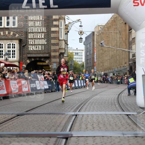 05.10.2025 - 20. swb-Marathon Bremen Yannick Fuchs http://msf.ph/oto/9238340 05.10.2025 10:39:24 Ziel 9239, 9863, 10908 meine-sportfotos.de