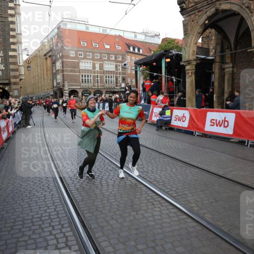 05.10.2025 - 20. swb-Marathon Bremen Yannick Fuchs http://msf.ph/oto/9238346 05.10.2025 11:07:02 Ziel 8574, 9321, 9605, 9826, 9942, 9976, 10148, 10168, 10580, 11355, 11389, 11414, 11497, 11622 meine-sportfotos.de
