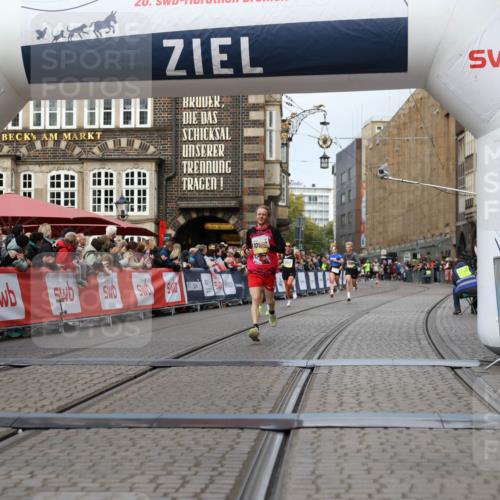 05.10.2025 - 20. swb-Marathon Bremen Yannick Fuchs http://msf.ph/oto/9238349 05.10.2025 10:39:24 Ziel 9239, 9863, 10908 meine-sportfotos.de