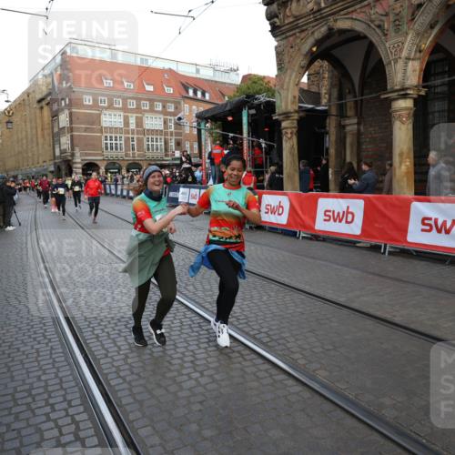 05.10.2025 - 20. swb-Marathon Bremen Yannick Fuchs http://msf.ph/oto/9238363 05.10.2025 11:07:02 Ziel 8574, 9321, 9605, 9826, 9942, 9976, 10148, 10168, 10580, 11355, 11389, 11414, 11497, 11622 meine-sportfotos.de