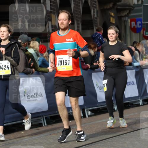 05.10.2025 - 20. swb-Marathon Bremen Strokosch-Dieckow http://msf.ph/oto/9238364 05.10.2025 10:56:20 Ziel 9424, 9783, 9932, 10028, 10191, 10196, 10387, 10424, 10546, 10590, 11554, 11662, 11723 meine-sportfotos.de