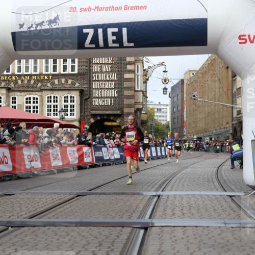 05.10.2025 - 20. swb-Marathon Bremen Yannick Fuchs http://msf.ph/oto/9238373 05.10.2025 10:39:24 Ziel 9239, 9863, 10908 meine-sportfotos.de