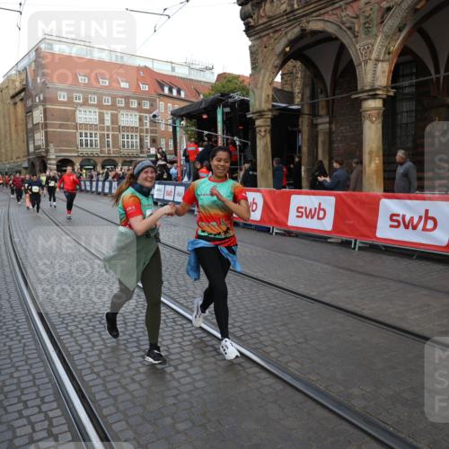 05.10.2025 - 20. swb-Marathon Bremen Yannick Fuchs http://msf.ph/oto/9238384 05.10.2025 11:07:02 Ziel 8574, 9321, 9605, 9826, 9942, 9976, 10148, 10168, 10580, 11355, 11389, 11414, 11497, 11622 meine-sportfotos.de