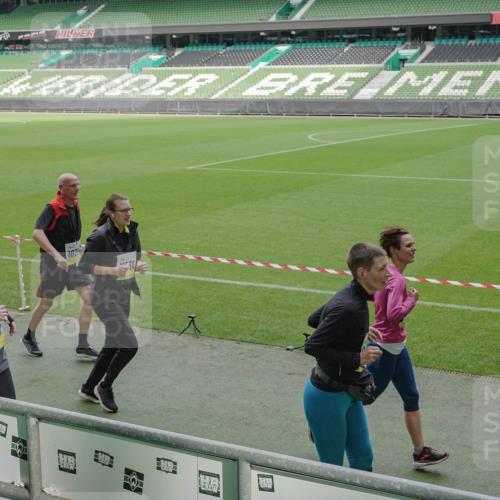 05.10.2025 - 20. swb-Marathon Bremen Michael Burmester http://msf.ph/oto/9238385 05.10.2025 10:33:35 Laufen im Stadion 5172, 7077, 9000, 9195, 9197, 9221, 9258, 9260, 9282, 9359, 9367, 9402, 9424, 9492, 9520, 9529, 9539, 9541, 9560, 9569, 9570, 9574, 9577, 9633, 9654, 9703, 9717, 9811, 9835, 9855, 9856, 9881, 9882, 9900, 9933, 9935, 9950, 10008, 10015, 10028, 10032, 10042, 10180, 10231, 10232, 10233, 10234, 10253, 10256, 10287, 10302, 10307, 10323, 10387, 10394, 10402, 10475, 10484, 10533, 10546, 10590, 10591, 10755, 10758, 10794, 10915, 10992, 9295, 9392, 9407, 9461 meine-sportfotos.de