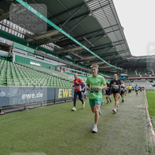 05.10.2025 - 20. swb-Marathon Bremen Michael Burmester http://msf.ph/oto/9238401 05.10.2025 13:02:17 Laufen im Stadion 97, 428, 493, 518, 729, 772, 843, 921, 1030, 1121, 1256, 1348, 1361, 1452, 1704, 1732, 1733, 1744, 1759, 1856, 1899, 1924, 1933, 2143, 2245, 2272, 2306, 2555, 2772, 2774, 2796, 2910, 2912, 2991, 3053, 3206, 3208, 3217, 3525, 3526, 3673, 3861, 3917, 3926, 3930, 4017, 4018, 4086, 4129, 4322, 4364, 4409, 4444, 4464, 4477, 4481, 4564, 4688, 4705, 4817, 4847, 4882, 4885, 4947, 4980, 4985, 5309, 5557, 5570, 5580, 5652, 5731, 5893, 5934, 6157, 6325, 6328, 6382, 7217, 7433, 7659, 152 meine-sportfotos.de