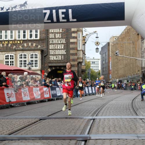 05.10.2025 - 20. swb-Marathon Bremen Yannick Fuchs http://msf.ph/oto/9238403 05.10.2025 10:39:25 Ziel 9239, 9863, 10908, 11067 meine-sportfotos.de