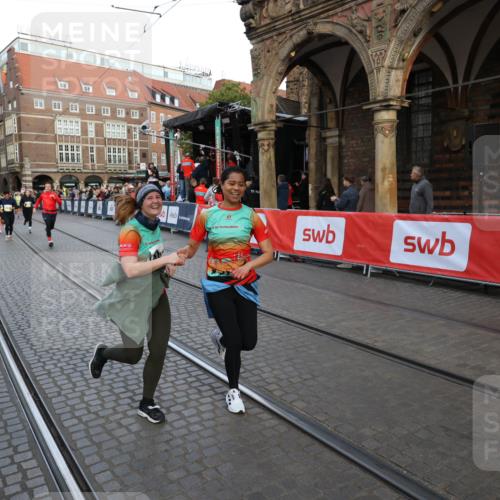 05.10.2025 - 20. swb-Marathon Bremen Yannick Fuchs http://msf.ph/oto/9238406 05.10.2025 11:07:02 Ziel 8574, 9321, 9605, 9826, 9942, 9976, 10148, 10168, 10580, 11355, 11389, 11414, 11497, 11622 meine-sportfotos.de