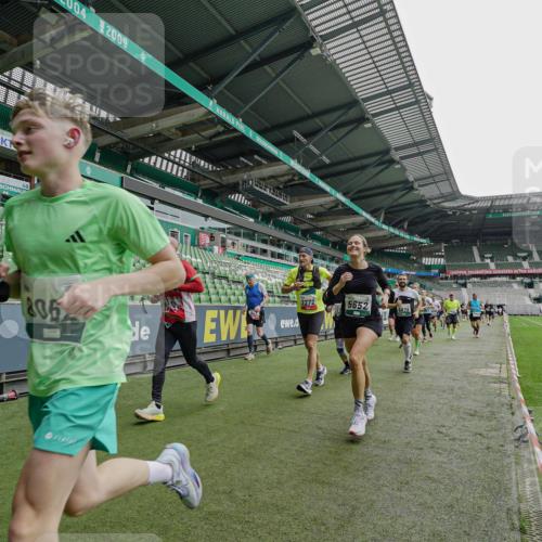 05.10.2025 - 20. swb-Marathon Bremen Michael Burmester http://msf.ph/oto/9238413 05.10.2025 13:02:17 Laufen im Stadion 97, 428, 493, 518, 729, 772, 843, 921, 1030, 1121, 1256, 1348, 1361, 1452, 1704, 1732, 1733, 1744, 1759, 1856, 1899, 1924, 1933, 2143, 2245, 2272, 2306, 2555, 2772, 2774, 2796, 2910, 2912, 2991, 3053, 3206, 3208, 3217, 3525, 3526, 3673, 3861, 3917, 3926, 3930, 4017, 4018, 4086, 4129, 4322, 4364, 4409, 4444, 4464, 4477, 4481, 4564, 4688, 4705, 4817, 4847, 4882, 4885, 4947, 4980, 4985, 5309, 5557, 5570, 5580, 5652, 5731, 5893, 5934, 6157, 6325, 6328, 6382, 7217, 7433, 7659, 152 meine-sportfotos.de
