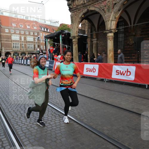 05.10.2025 - 20. swb-Marathon Bremen Yannick Fuchs http://msf.ph/oto/9238414 05.10.2025 11:07:03 Ziel 8574, 9321, 9605, 9826, 9942, 9976, 10396, 10580, 11355, 11389, 11414, 11497, 11622 meine-sportfotos.de
