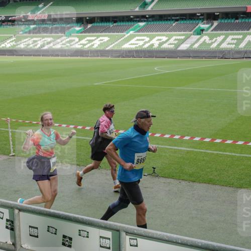 05.10.2025 - 20. swb-Marathon Bremen Michael Burmester http://msf.ph/oto/9238420 05.10.2025 10:33:37 Laufen im Stadion 5172, 7077, 9000, 9221, 9258, 9260, 9282, 9314, 9359, 9367, 9402, 9424, 9492, 9520, 9529, 9539, 9541, 9560, 9569, 9570, 9574, 9577, 9633, 9654, 9703, 9717, 9811, 9835, 9855, 9881, 9882, 9900, 9902, 9933, 9935, 10008, 10015, 10028, 10032, 10042, 10107, 10180, 10231, 10232, 10233, 10234, 10253, 10256, 10287, 10302, 10307, 10323, 10387, 10394, 10402, 10475, 10484, 10533, 10546, 10590, 10591, 10755, 10758, 10794, 10915, 10992, 9195, 9197, 9295, 9392, 9407, 9461, 9492 meine-sportfotos.de