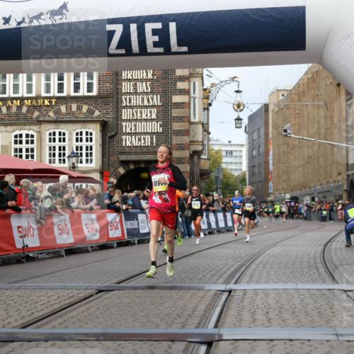 05.10.2025 - 20. swb-Marathon Bremen Yannick Fuchs http://msf.ph/oto/9238422 05.10.2025 10:39:25 Ziel 9239, 9863, 10908, 11067 meine-sportfotos.de