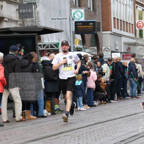 05.10.2025 - 20. swb-Marathon Bremen Strokosch-Dieckow http://msf.ph/oto/9238425 05.10.2025 10:46:09 Ziel 9009, 9207, 9366, 9400, 9921, 9961, 10268, 11167, 11268, 11462, 9009, 9207, 9366, 9400, 9921, 9961, 10268, 11167, 11268, 11462 meine-sportfotos.de