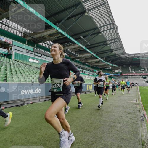 05.10.2025 - 20. swb-Marathon Bremen Michael Burmester http://msf.ph/oto/9238429 05.10.2025 13:02:18 Laufen im Stadion 97, 428, 493, 518, 729, 772, 843, 921, 1030, 1121, 1256, 1348, 1361, 1452, 1704, 1733, 1744, 1759, 1856, 1899, 1924, 1933, 2143, 2245, 2272, 2306, 2555, 2772, 2774, 2796, 2910, 2912, 2991, 3053, 3206, 3208, 3217, 3424, 3525, 3526, 3673, 3861, 3917, 3926, 3930, 4017, 4018, 4129, 4322, 4364, 4409, 4444, 4464, 4477, 4481, 4564, 4688, 4705, 4817, 4847, 4882, 4885, 4947, 4980, 4985, 5309, 5557, 5570, 5580, 5652, 5731, 5893, 5934, 6157, 6325, 6328, 6382, 7217, 7433, 7659, 152 meine-sportfotos.de