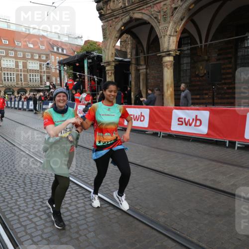 05.10.2025 - 20. swb-Marathon Bremen Yannick Fuchs http://msf.ph/oto/9238432 05.10.2025 11:07:03 Ziel 8574, 9321, 9605, 9826, 9942, 9976, 10396, 10580, 11355, 11389, 11414, 11497, 11622 meine-sportfotos.de